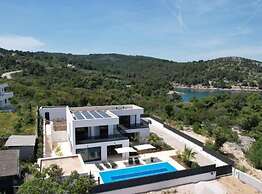 Sunset Villa Aves With Pool, Gym and Sauna