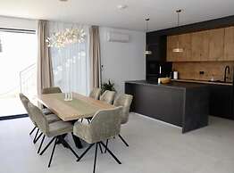 Sunset Villa Aves With Pool, Gym and Sauna