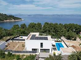 Sunset Villa Aves With Pool, Gym and Sauna