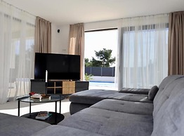 Sunset Villa Aves With Pool, Gym and Sauna