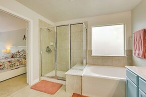 Group-ready Getaway in North Houston!