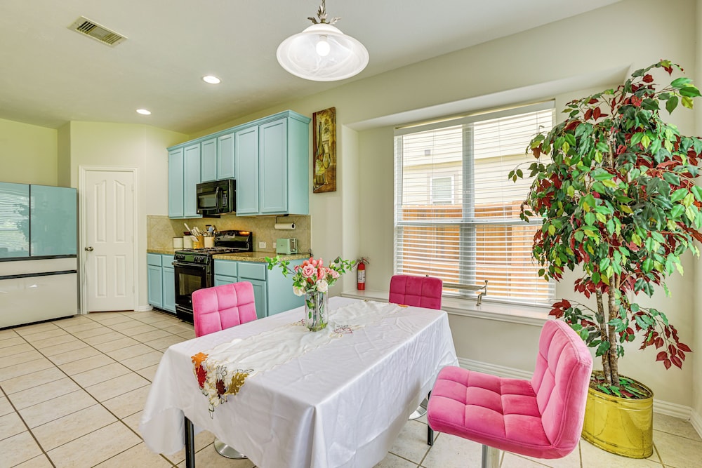 Group-ready Getaway in North Houston!
