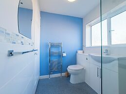 House - Sleeps 7, Private Garden & Parking