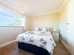 House - Sleeps 7, Private Garden & Parking