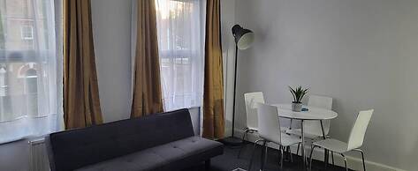 Cosy 2-bed Apartment - Sleeps 4 & Central
