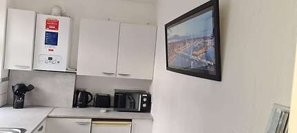 Cosy 2-bed Apartment - Sleeps 4 & Central