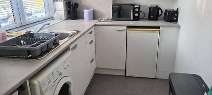 Cosy 2-bed Apartment - Sleeps 4 & Central