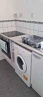 Cosy 2-bed Apartment - Sleeps 4 & Central