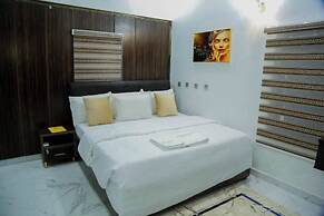 Clifford Apartment