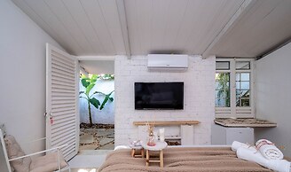 Cozy Lakefront Suites RGB