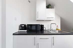 City Apartment - Sleeps 4 & Free Parking