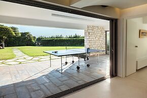 Paradise Beachfront Villa Athenian