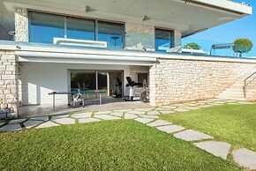 Paradise Beachfront Villa Athenian