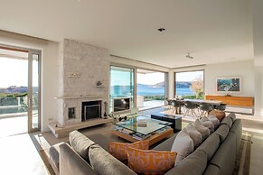 Paradise Beachfront Villa Athenian