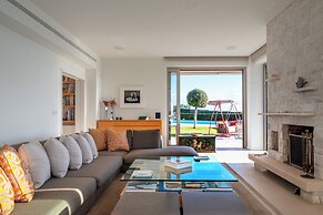 Paradise Beachfront Villa Athenian
