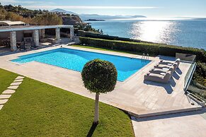 Paradise Beachfront Villa Athenian