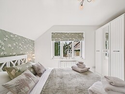 2-bed Central Apartment- Free Private Parking