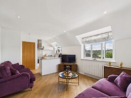 2-bed Central Apartment- Free Private Parking