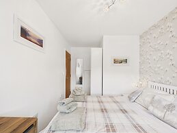 2-bed Central Apartment- Free Private Parking