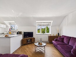 2-bed Central Apartment- Free Private Parking
