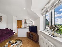 2-bed Central Apartment- Free Private Parking