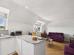 2-bed Central Apartment- Free Private Parking