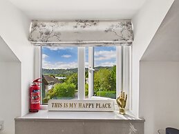 2-bed Central Apartment- Free Private Parking