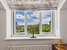 2-bed Central Apartment- Free Private Parking