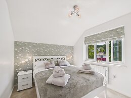 2-bed Central Apartment- Free Private Parking