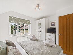 2-bed Central Apartment- Free Private Parking