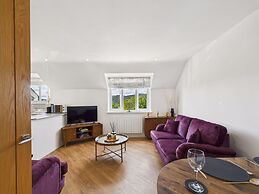 2-bed Central Apartment- Free Private Parking
