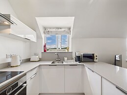 2-bed Central Apartment- Free Private Parking