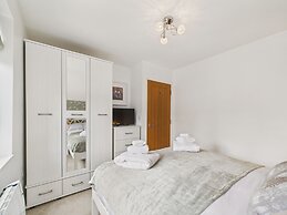 2-bed Central Apartment- Free Private Parking