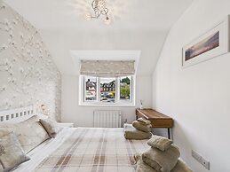 2-bed Central Apartment- Free Private Parking