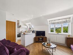 2-bed Central Apartment- Free Private Parking