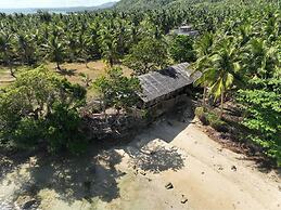Spacious Beachfront House With Rooftop Deck in Macrohon, Philippines