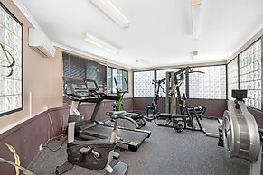 Modern 2BR Pool Gym Parking