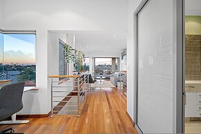 Designer Luxury 3brd - Epic Views - South Perth