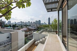 Modern Luxury Poolhaus With Lift
