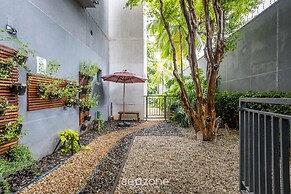 Modern Studio 450m From the Subway Ism0806