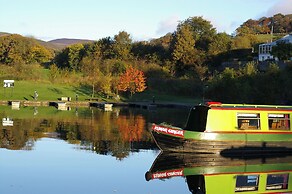 Stone - Boat - Sleeps 6 - Pet Friendly - 85ws