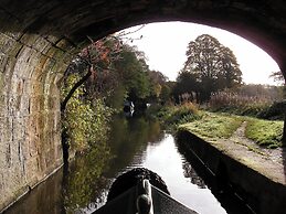 Stone - Boat - Sleeps 6 - Pet Friendly - 85ws