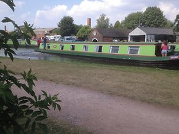 Stone - Boat - Sleeps 6 - Pet Friendly - 85ws