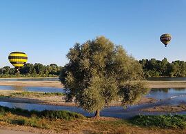 Mobile Home in Veuzain-sur-loire With Garden