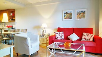 Bright Apartment With Pool Access