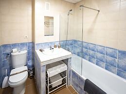 Cosy Apartment With Shared Pool