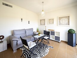 Cosy Apartment With Shared Pool
