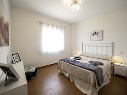 Cosy Apartment With Shared Pool