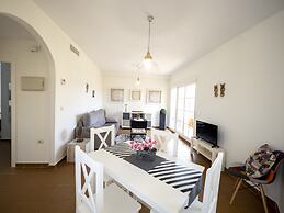 Cosy Apartment With Shared Pool