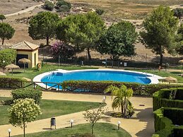 Cosy Apartment With Shared Pool